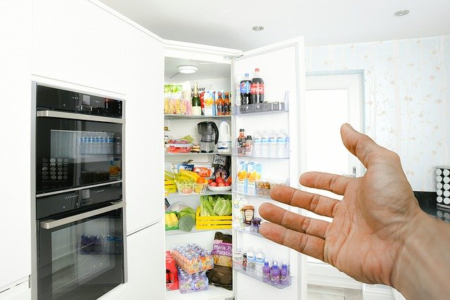 regarder dans le frigo