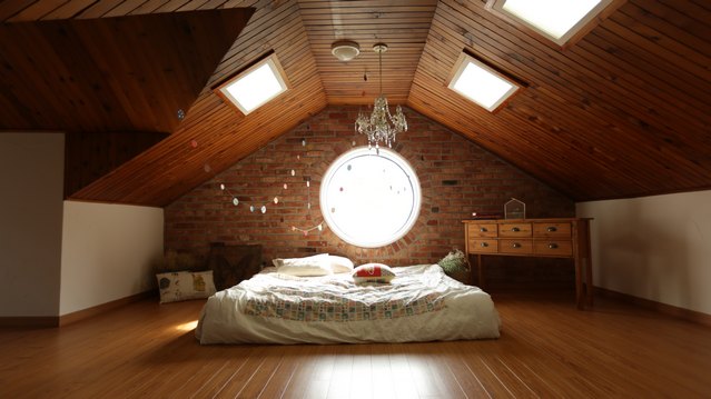chambre avec plancher plafond et meubles en bois