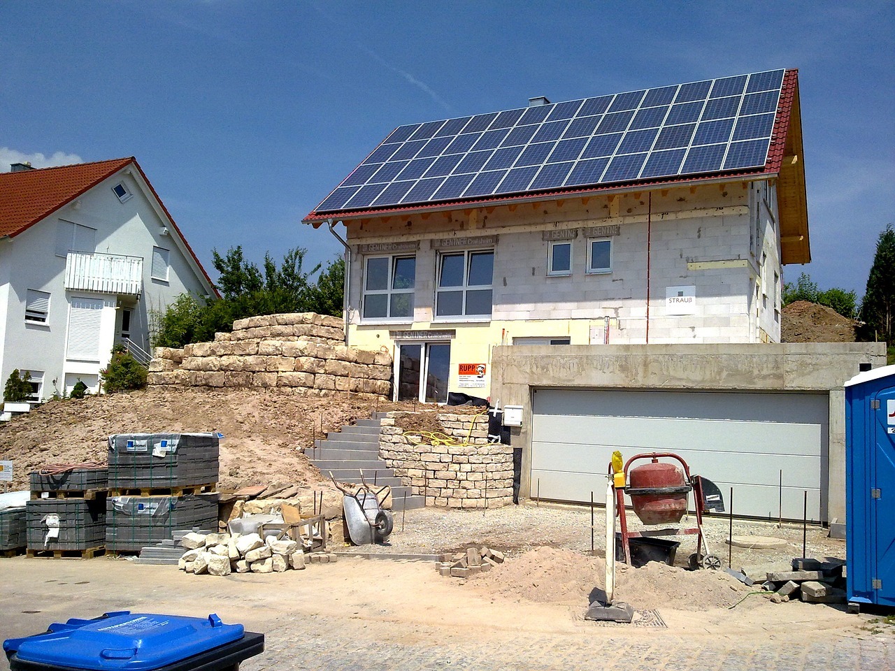 l'usage de panneaux solaires dans une maison passive