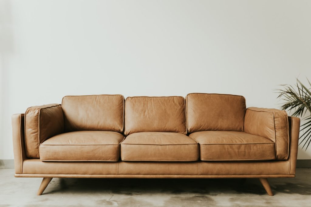 Comment entretenir et nettoyer son canapé ? (cuir ou tissu)