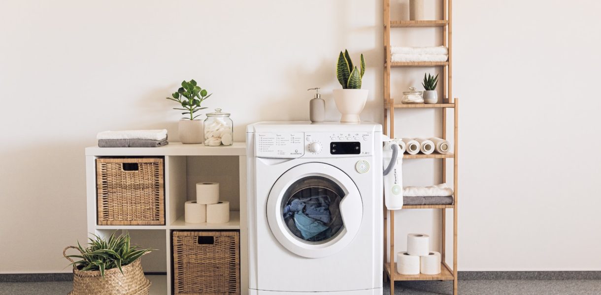 Lave-linge : pourquoi la machine tache parfois les vêtements ?