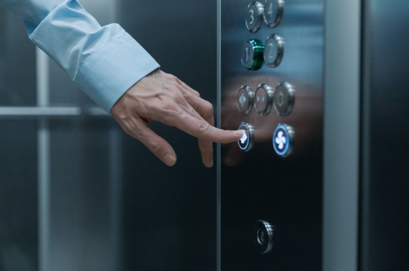 Que fait un contrôleur d’ascenseur ? Rôle, mission et salaire