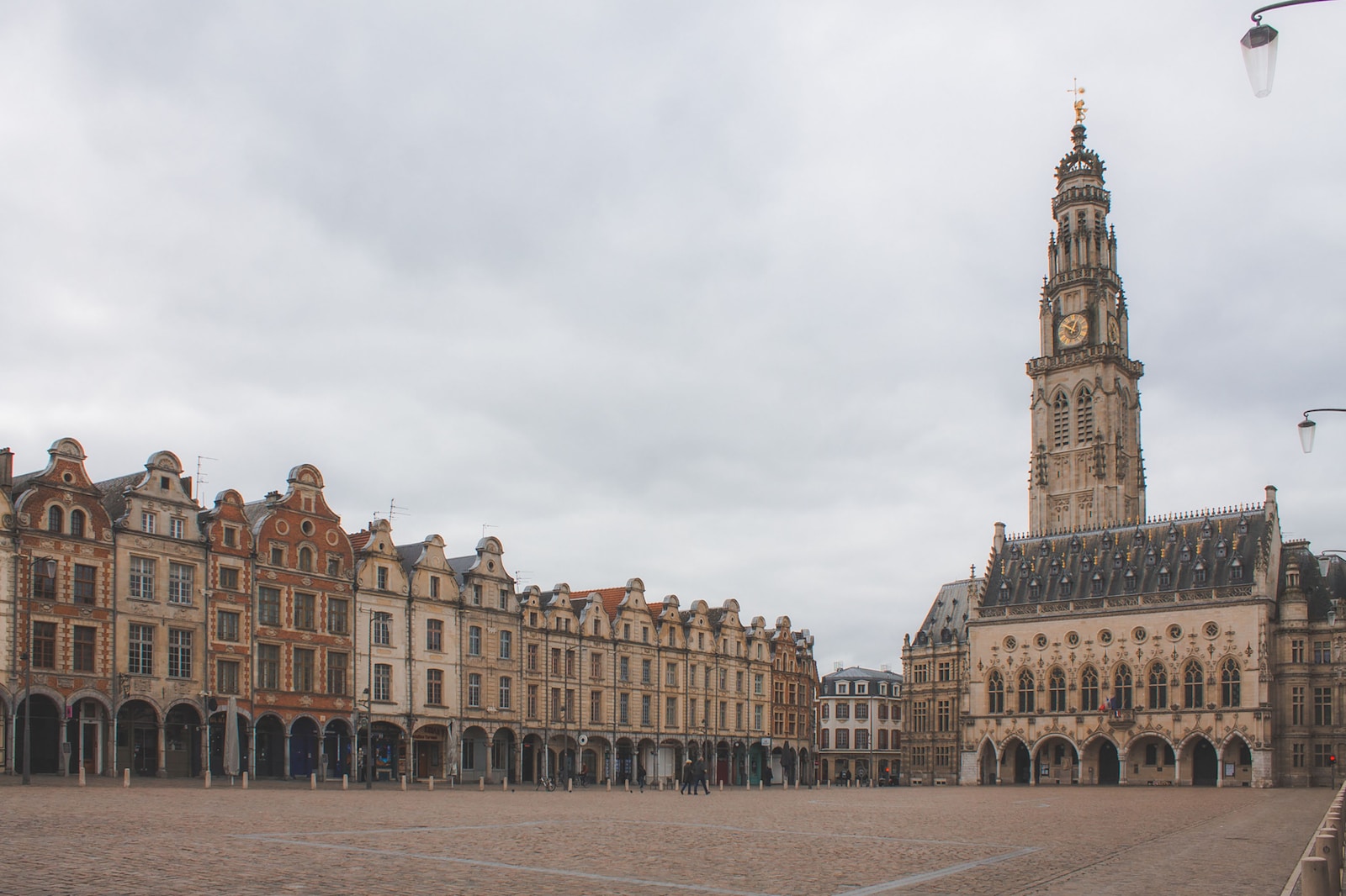Voir la Grand Place et la petite (Place des Héros) d'Arras
