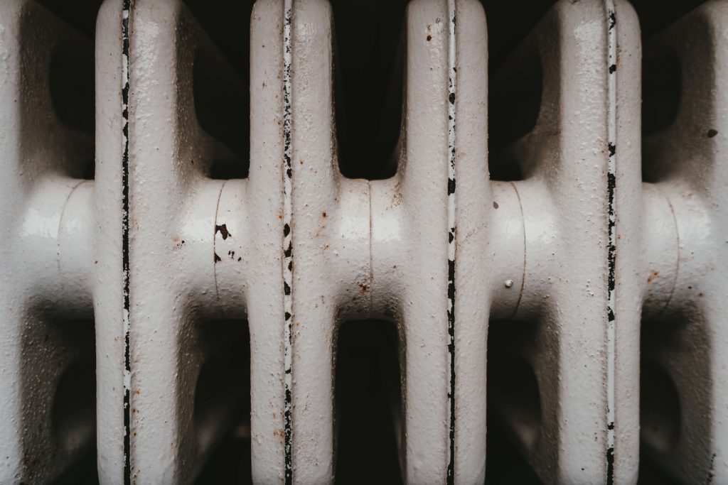 Un radiateur ancien qui a besoin d'être rénové