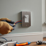 apprenez à installer un variateur de lumière sur un interrupteur pour contrôler l'intensité lumineuse de votre espace. suivez notre guide étape par étape pour une installation facile et sécurisée, et profitez d'une ambiance personnalisable dans votre maison.